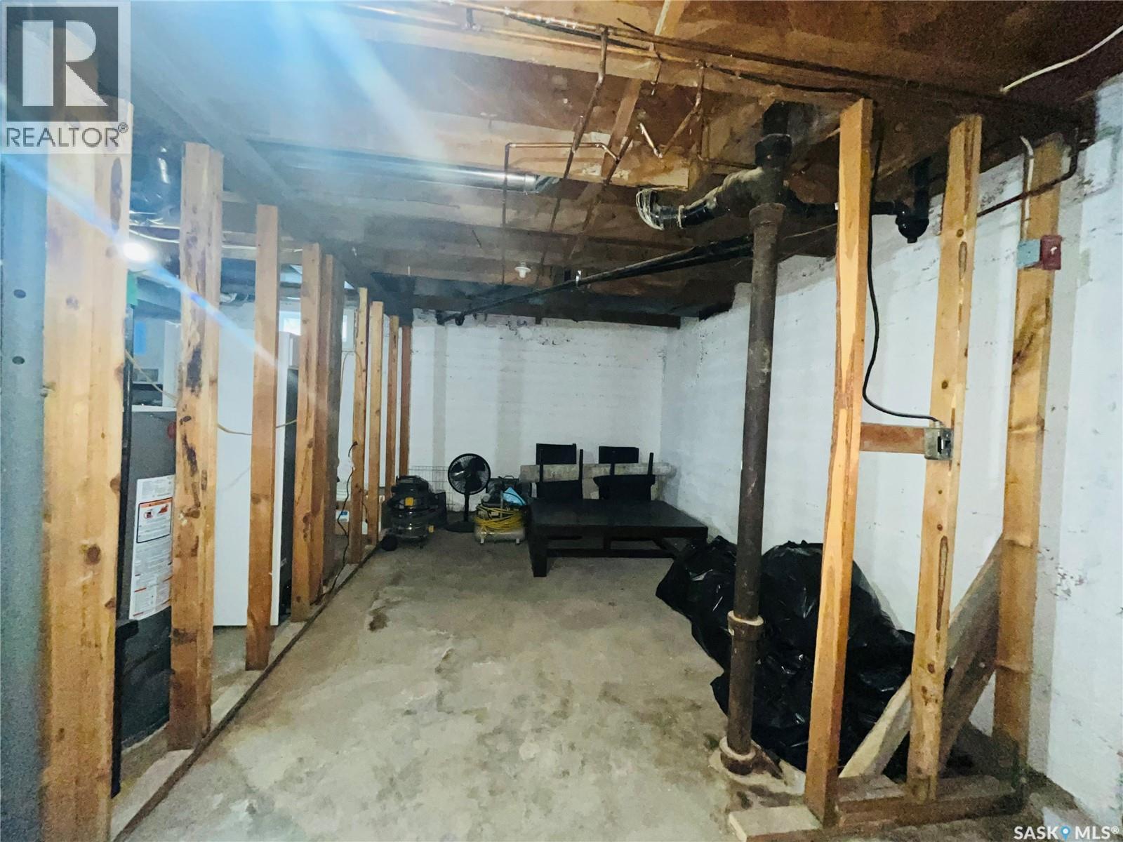 Photo 10 of 103 6th Avenue Ne, Swift Current SK