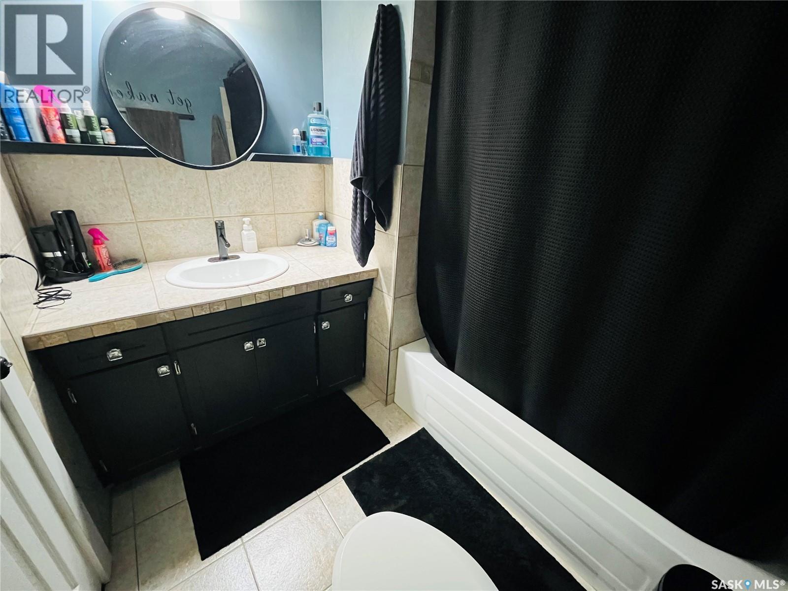 Photo 7 of 103 6th Avenue Ne, Swift Current SK