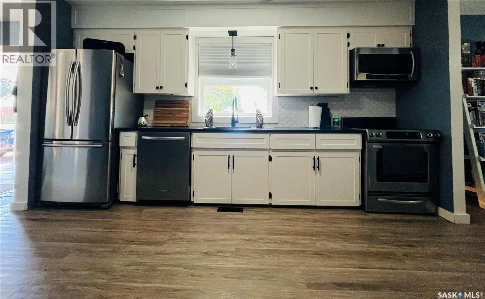 Photo 15 of 103 6th Avenue Ne, Swift Current SK