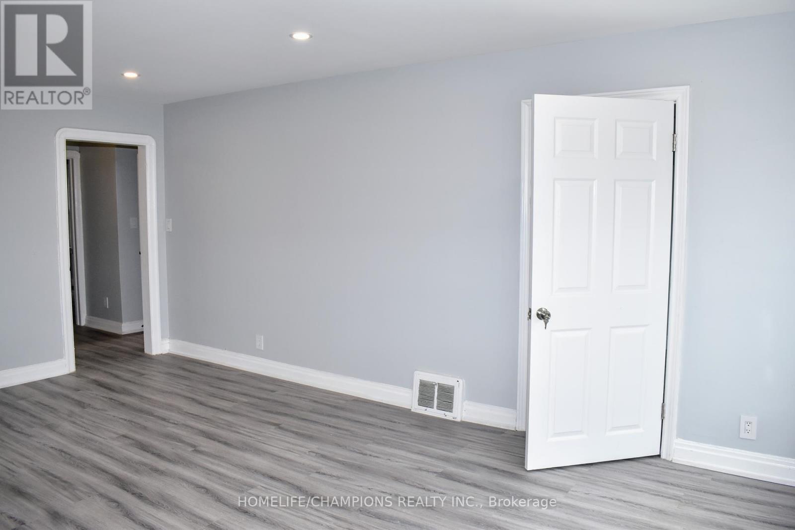 Photo 4 of 55 Central Park Boulevard N, Oshawa ON
