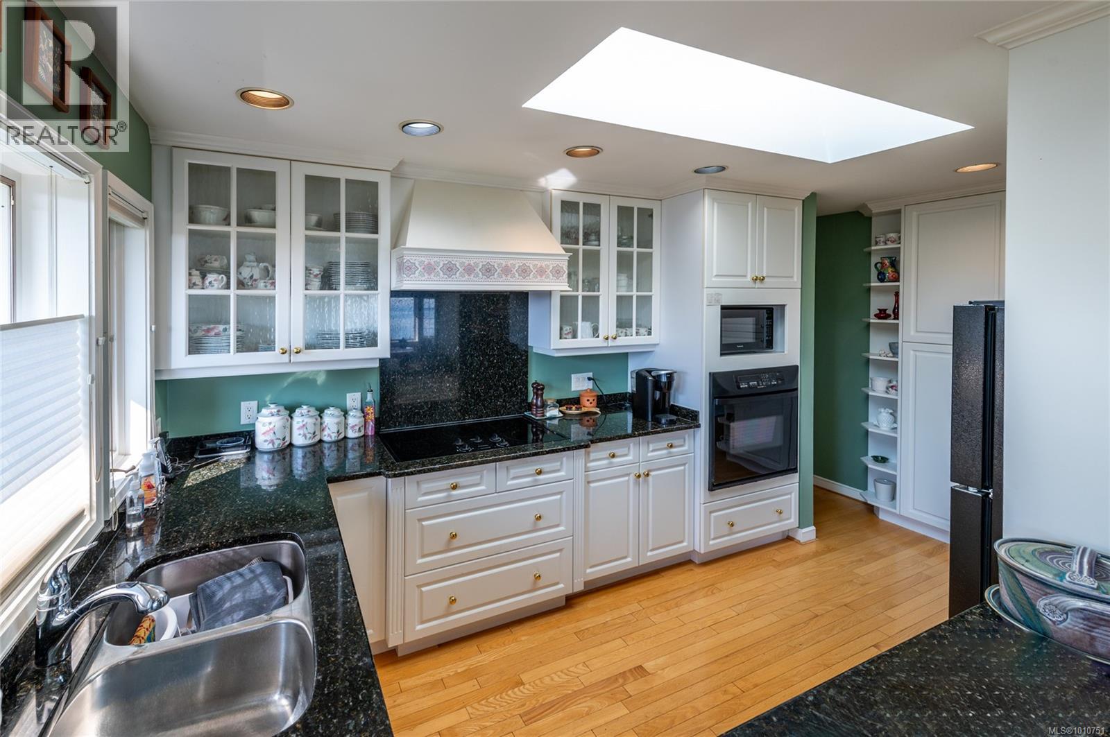  8742 Pender Park Drive, North Saanich