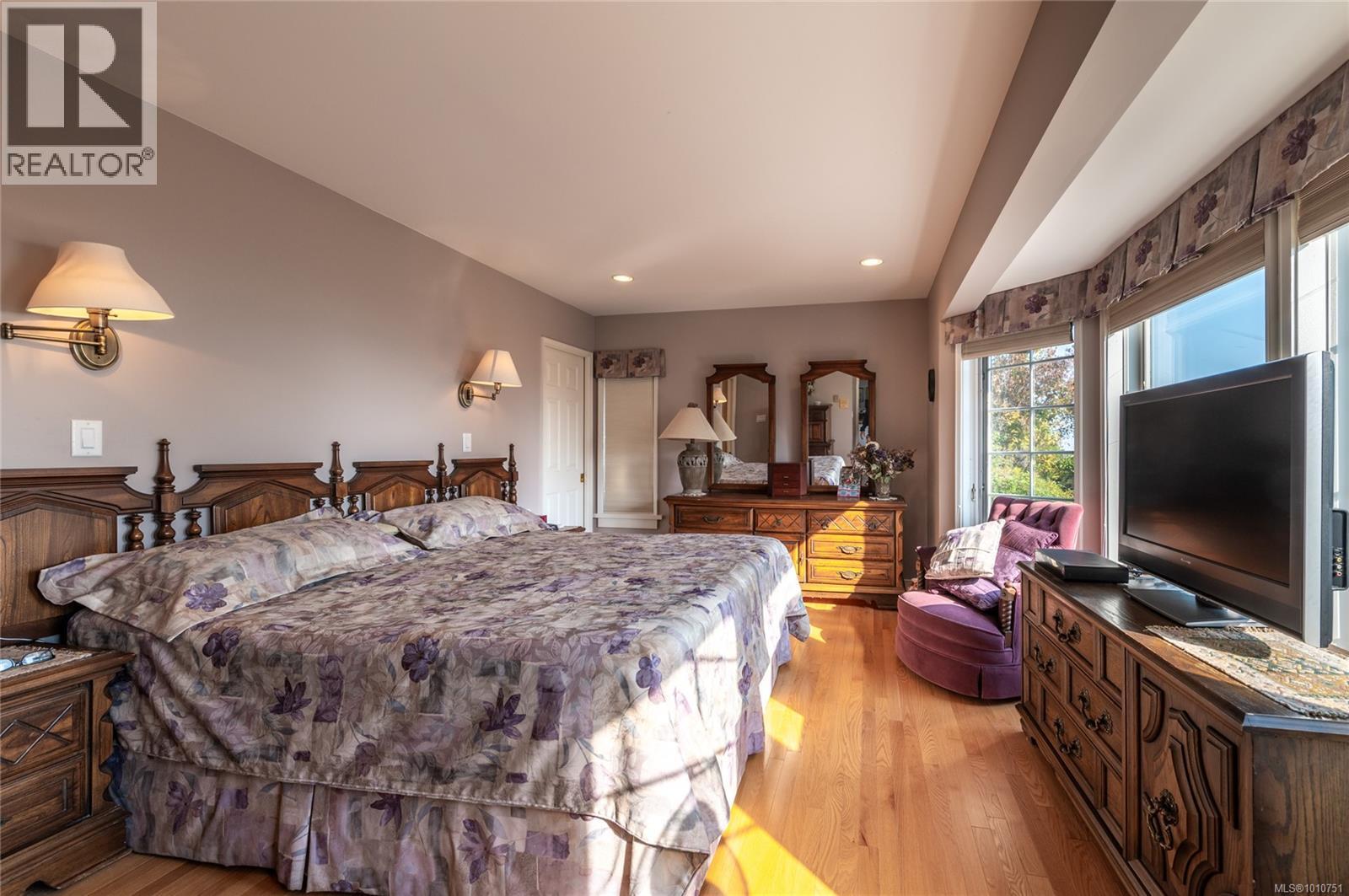  8742 Pender Park Drive, North Saanich
