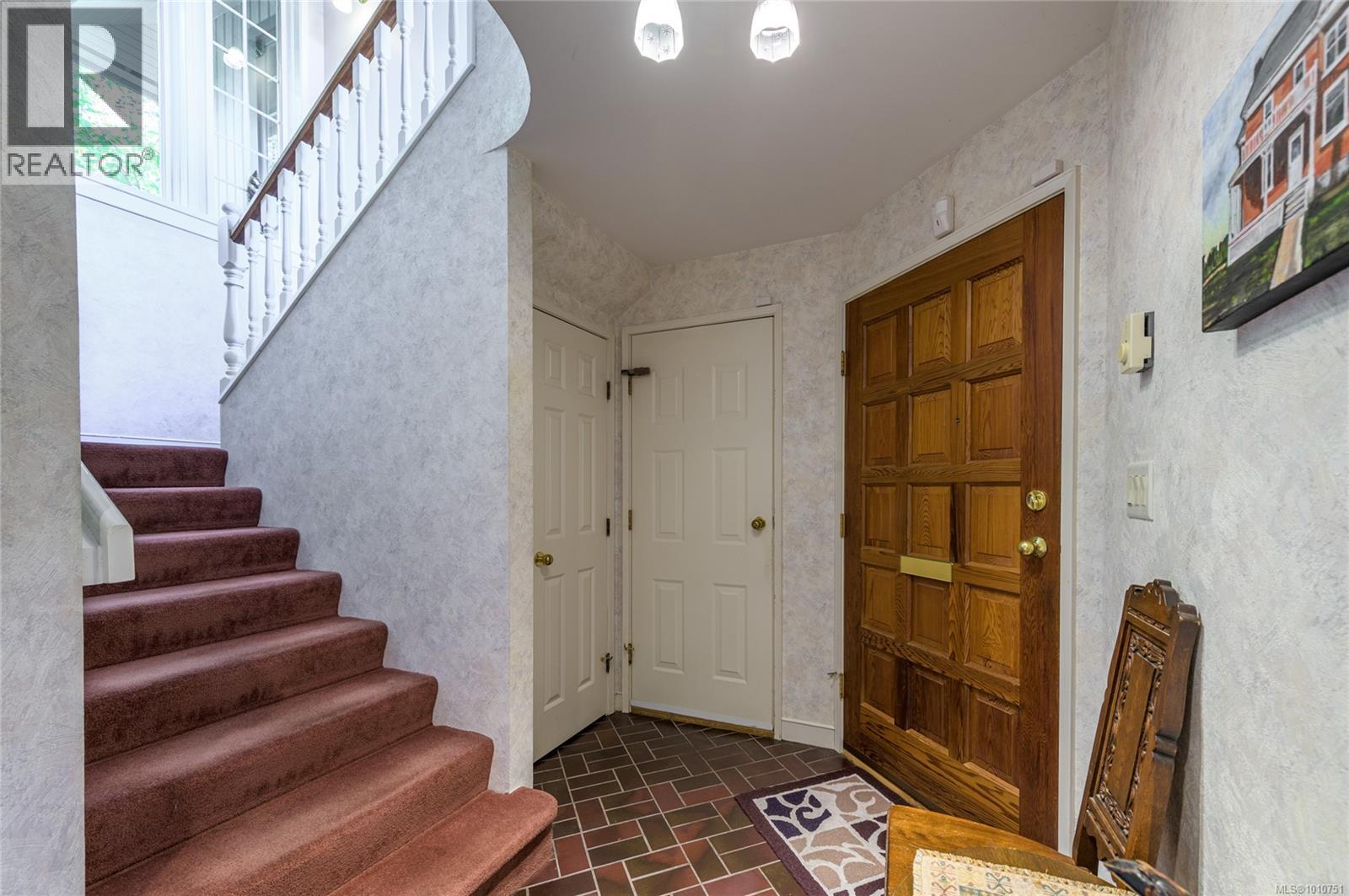  8742 Pender Park Drive, North Saanich
