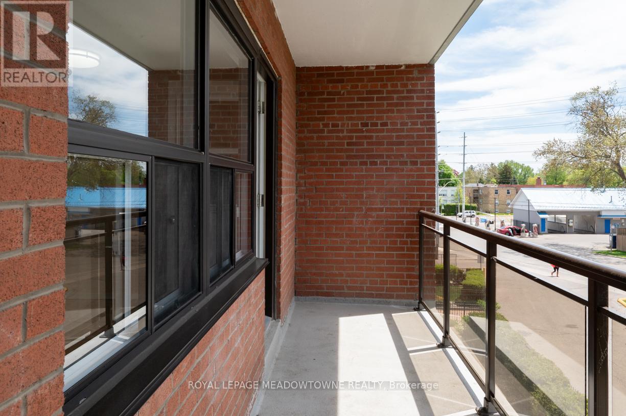 Photo 4 of 405 1017 Seneca Avenue, Mississauga ON