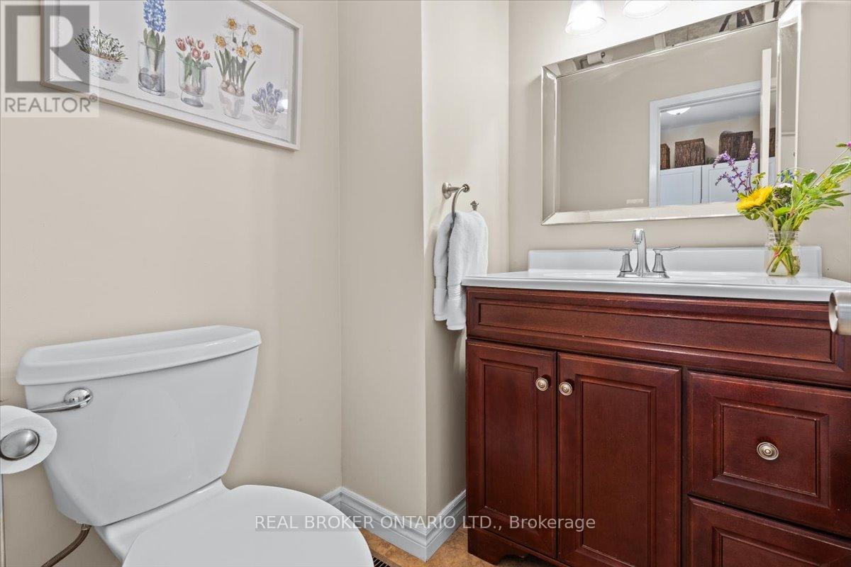 Photo 10 of 2257 Silverbirch Court, Burlington ON