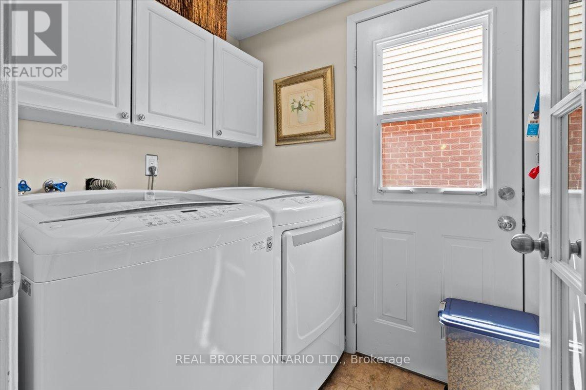 Photo 11 of 2257 Silverbirch Court, Burlington ON