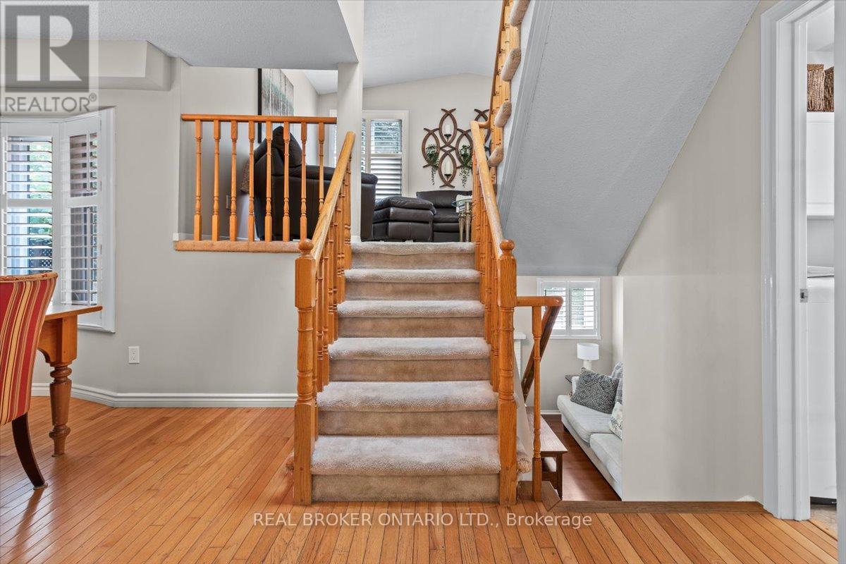Photo 12 of 2257 Silverbirch Court, Burlington ON