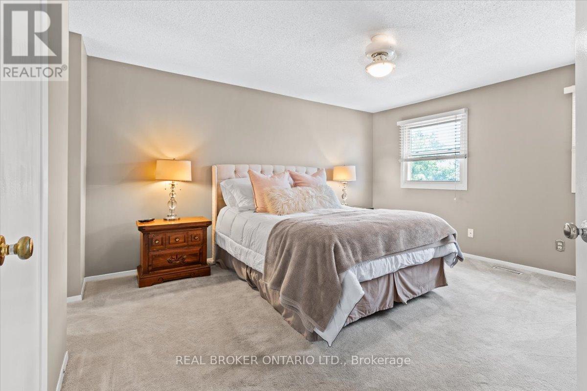 Photo 19 of 2257 Silverbirch Court, Burlington ON