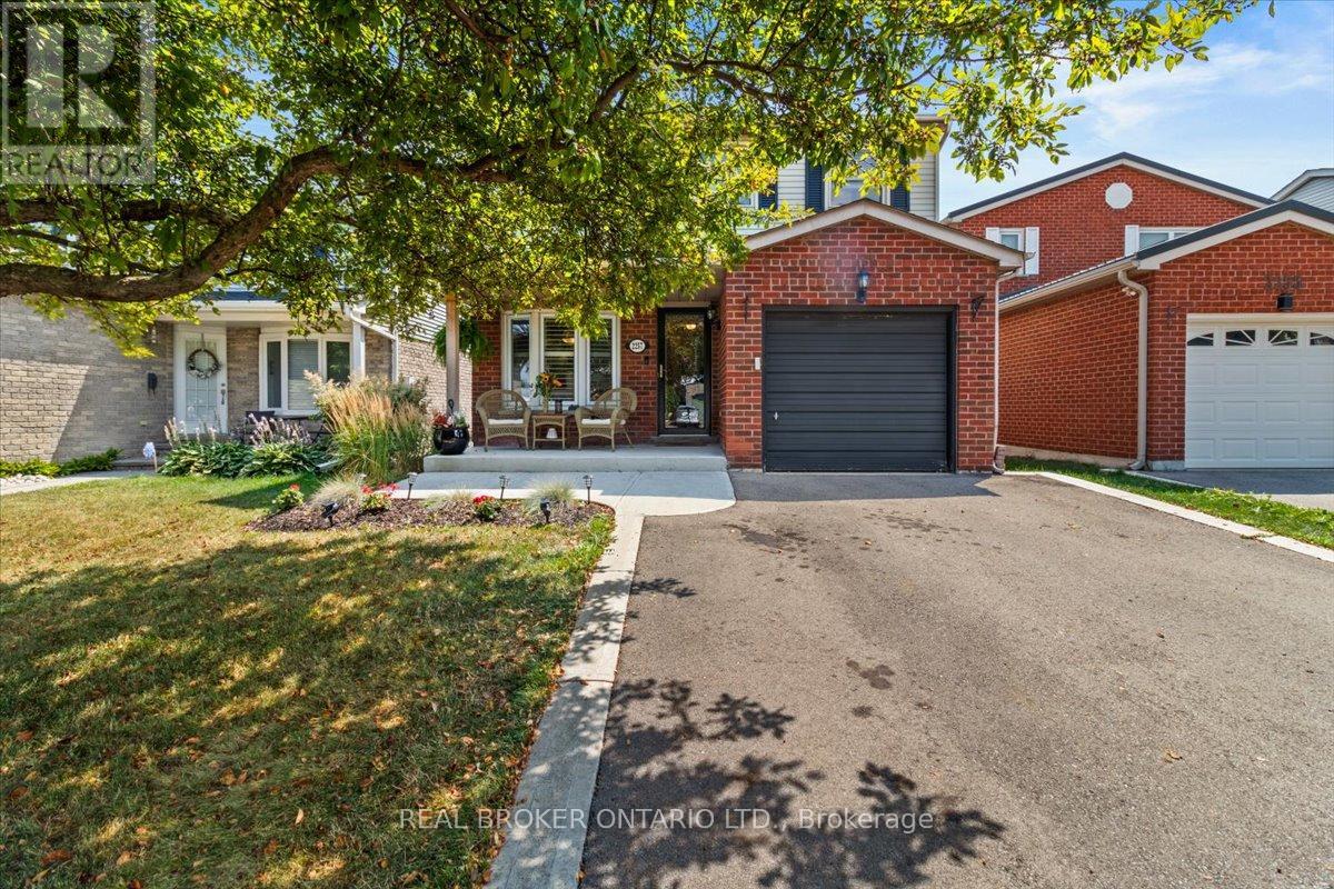 Photo 2 of 2257 Silverbirch Court, Burlington ON