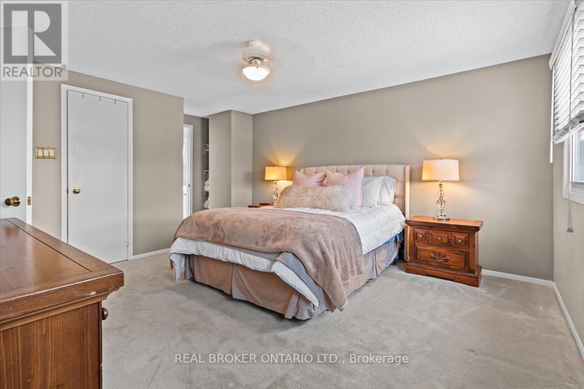 Photo 20 of 2257 Silverbirch Court, Burlington ON