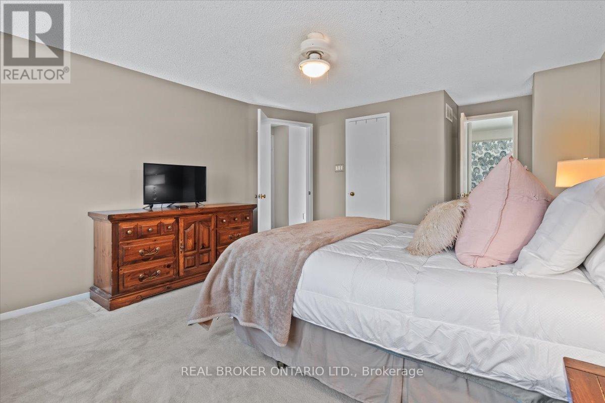 Photo 21 of 2257 Silverbirch Court, Burlington ON