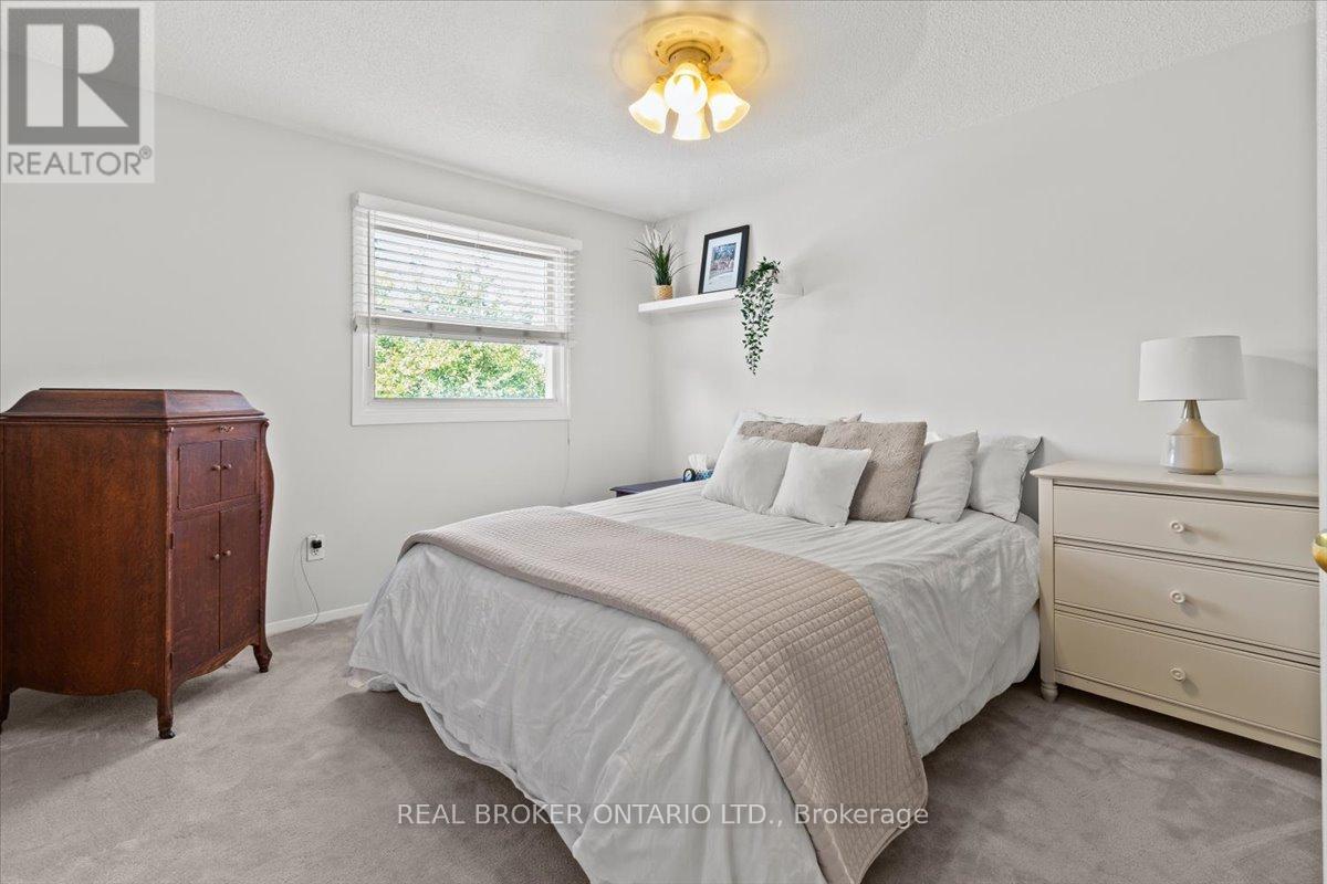 Photo 22 of 2257 Silverbirch Court, Burlington ON