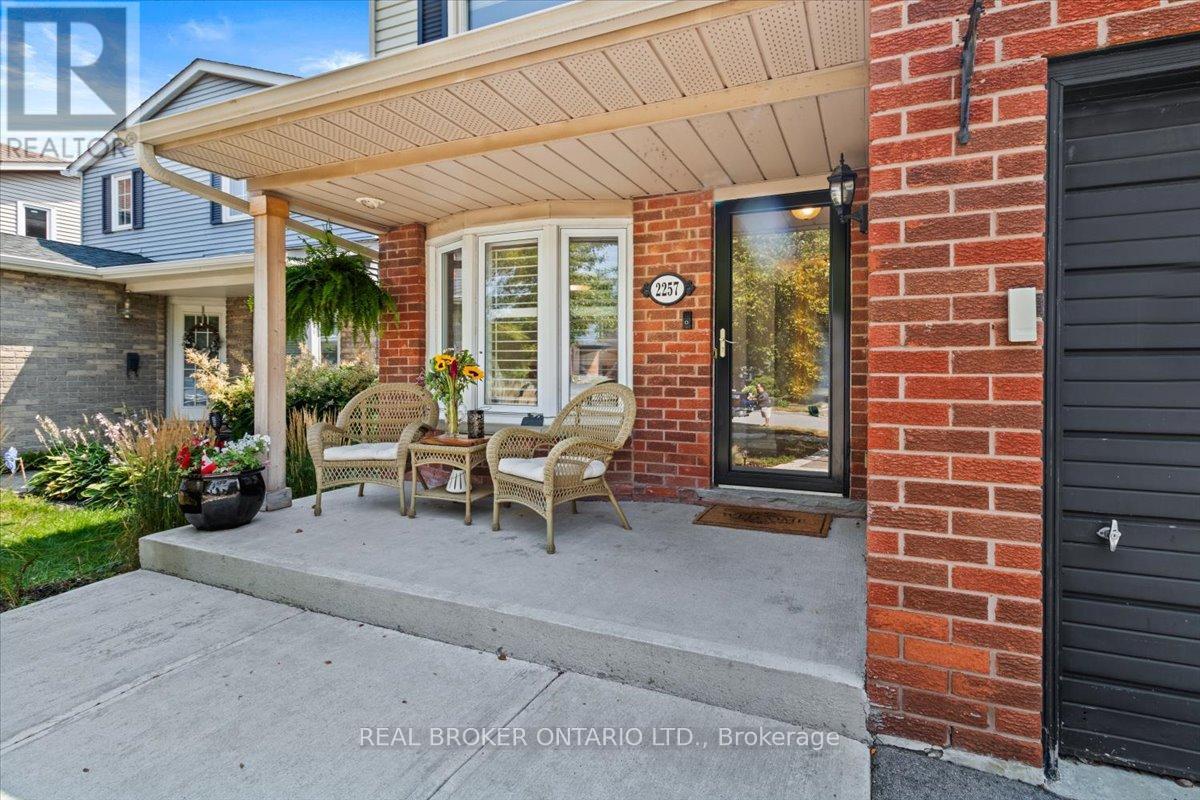Photo 3 of 2257 Silverbirch Court, Burlington ON