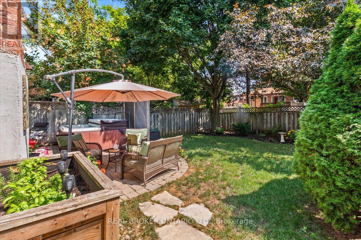 Photo 33 of 2257 Silverbirch Court, Burlington ON
