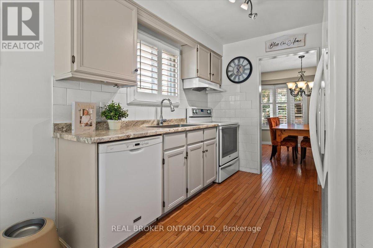 Photo 6 of 2257 Silverbirch Court, Burlington ON