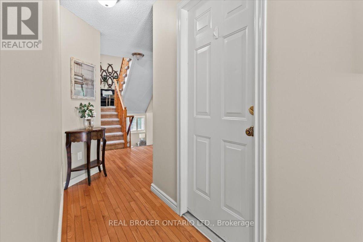 Photo 9 of 2257 Silverbirch Court, Burlington ON
