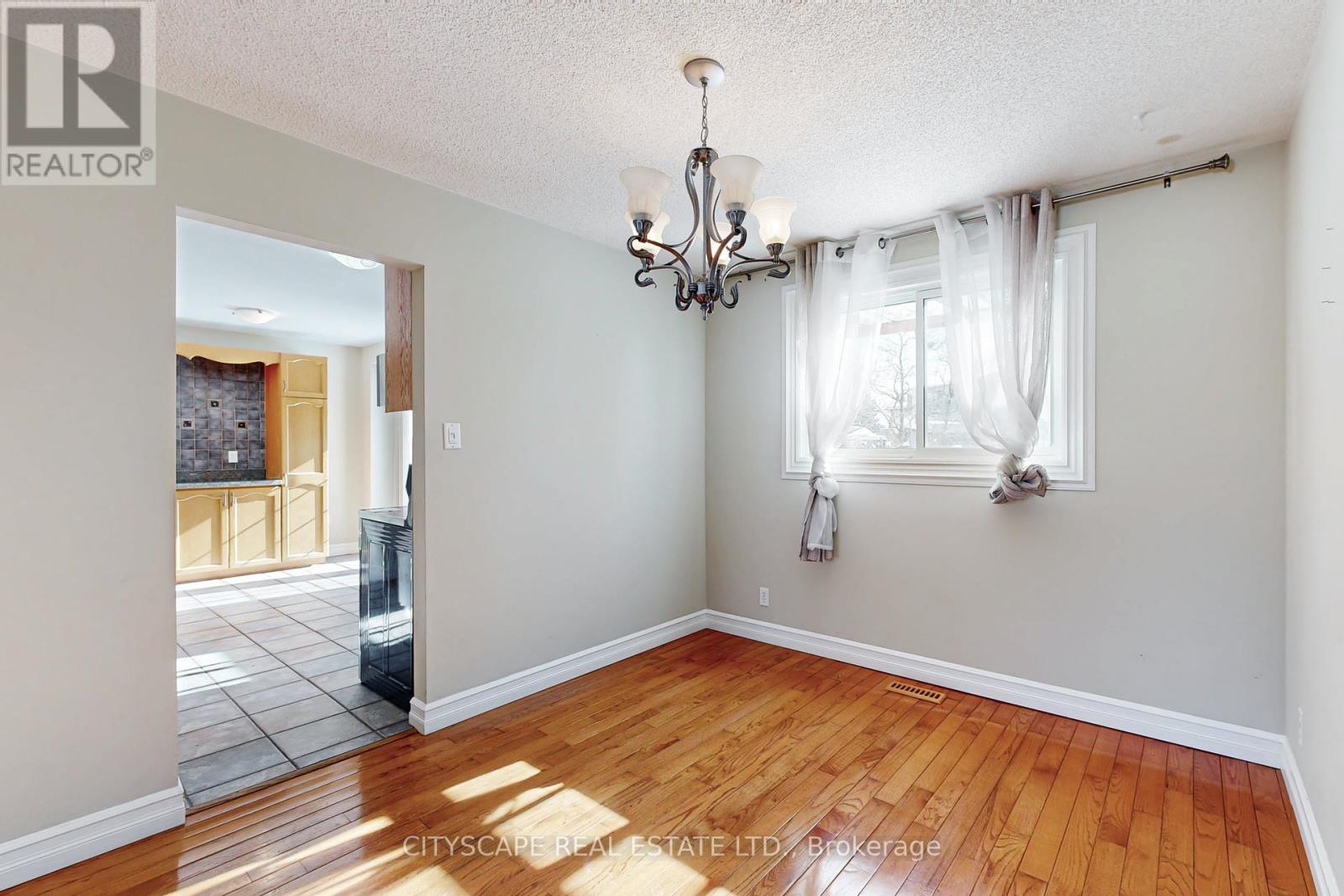 Photo 18 of 65 Riverglen Drive, Georgina ON