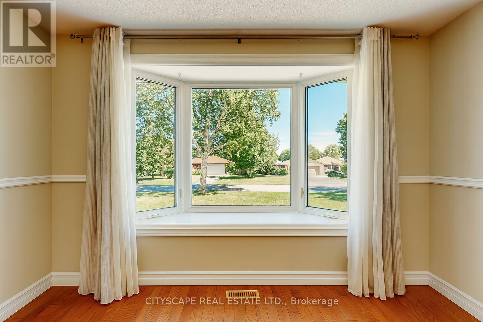 Photo 2 of 65 Riverglen Drive, Georgina ON