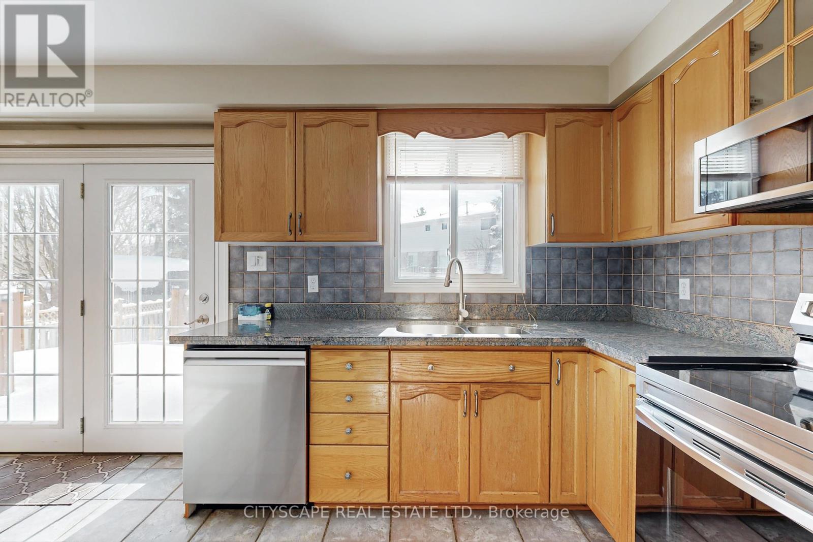Photo 21 of 65 Riverglen Drive, Georgina ON