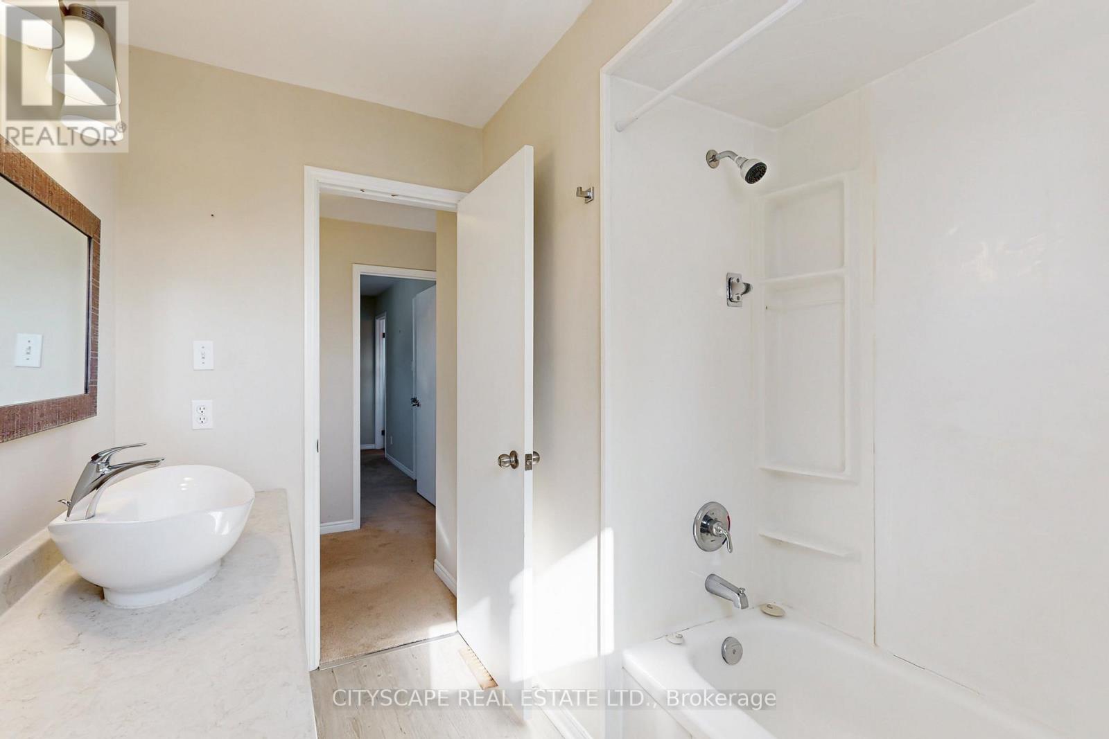 Photo 29 of 65 Riverglen Drive, Georgina ON