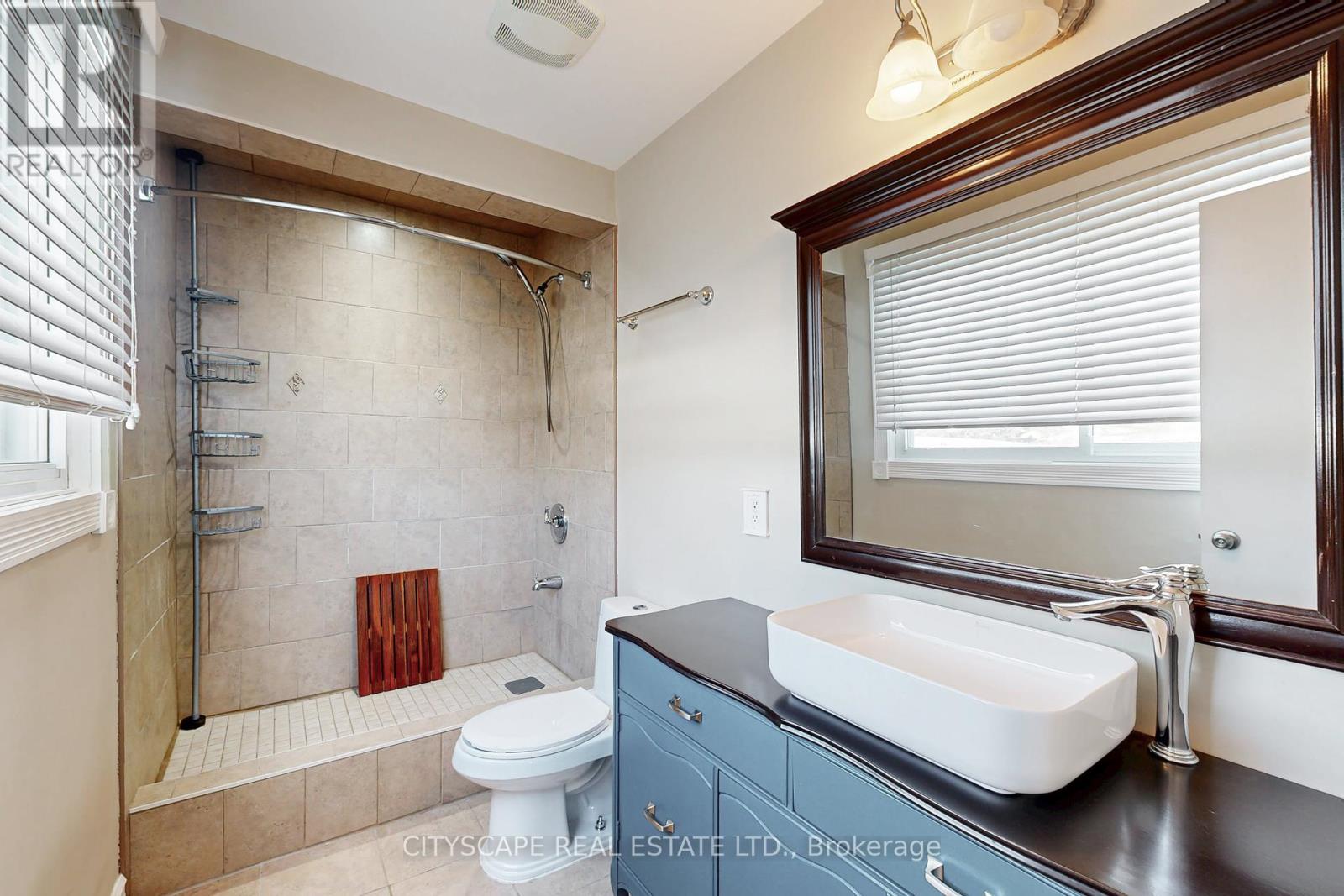 Photo 32 of 65 Riverglen Drive, Georgina ON