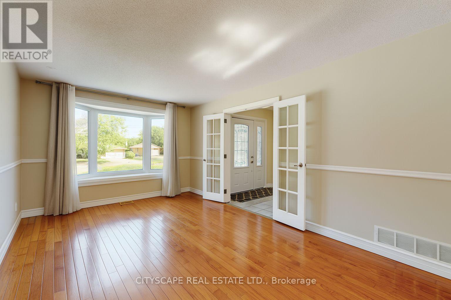 Photo 4 of 65 Riverglen Drive, Georgina ON