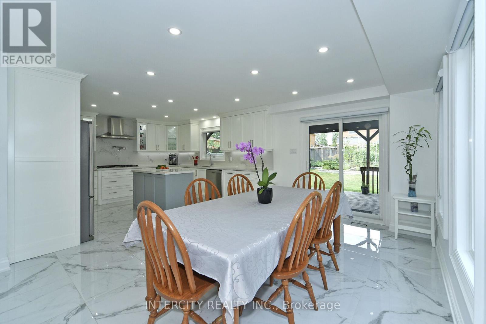 Photo 18 of 137 Largo Crescent, Vaughan ON