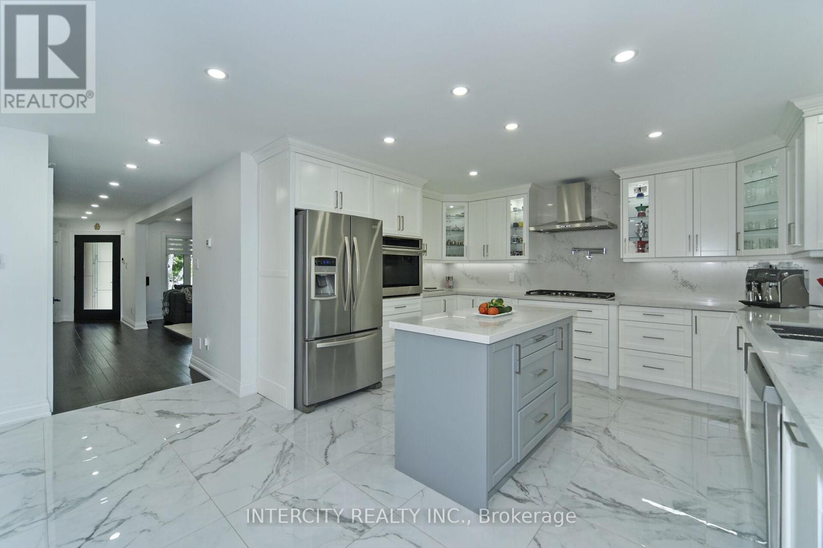 Photo 12 of 137 Largo Crescent, Vaughan ON
