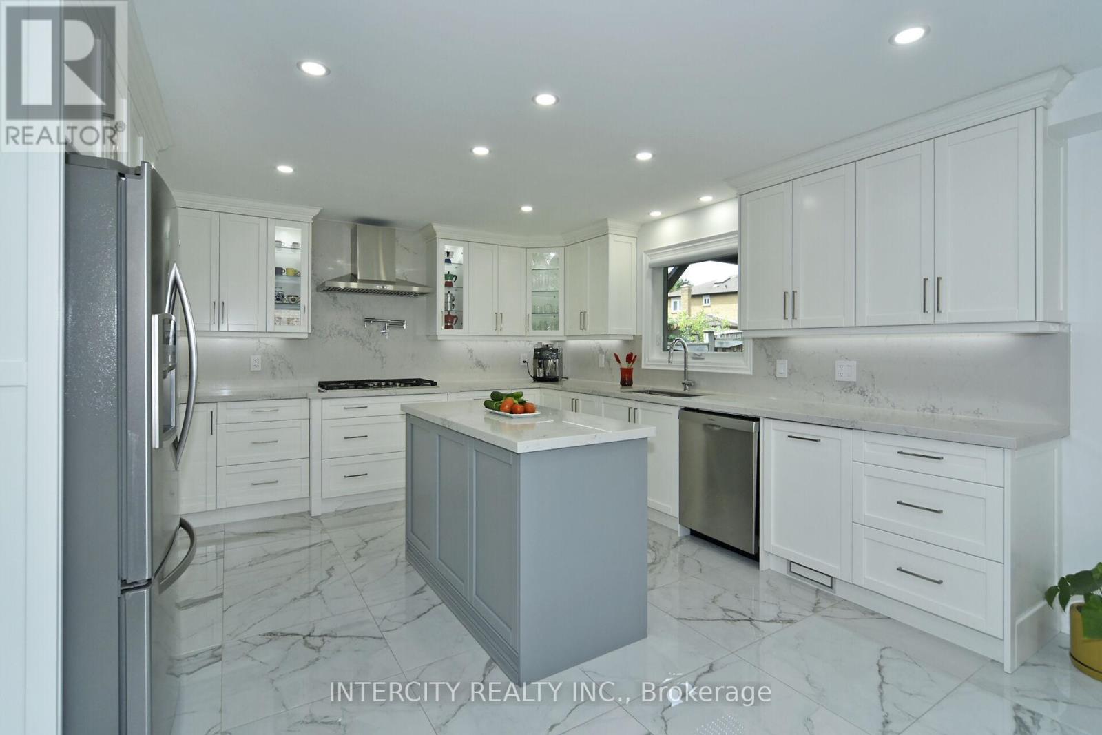 Photo 20 of 137 Largo Crescent, Vaughan ON