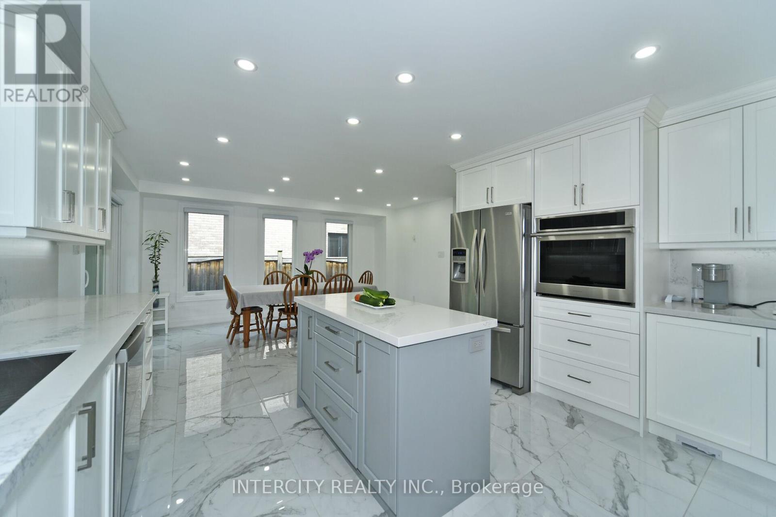 Photo 1 of 137 Largo Crescent, Vaughan ON