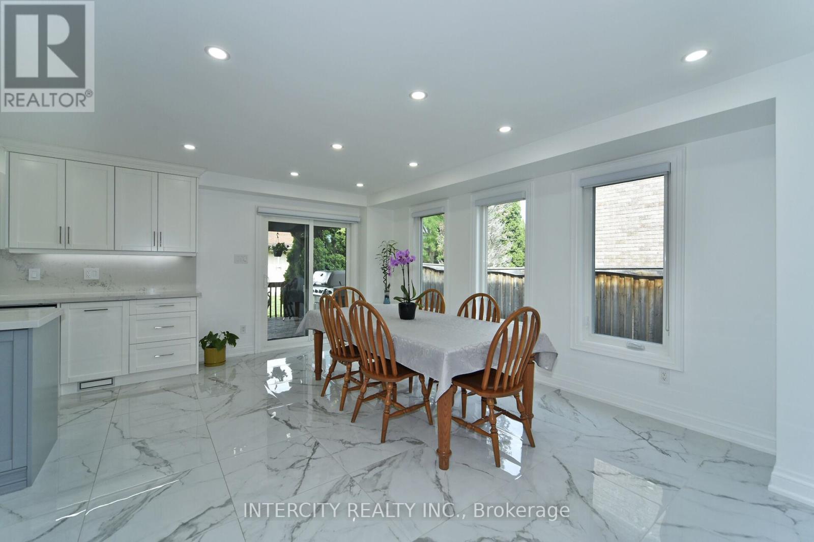 Photo 32 of 137 Largo Crescent, Vaughan ON
