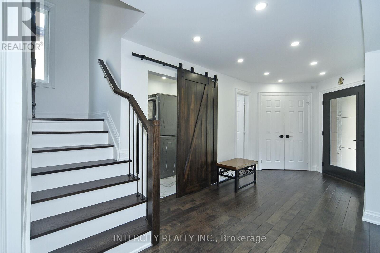 Photo 8 of 137 Largo Crescent, Vaughan ON