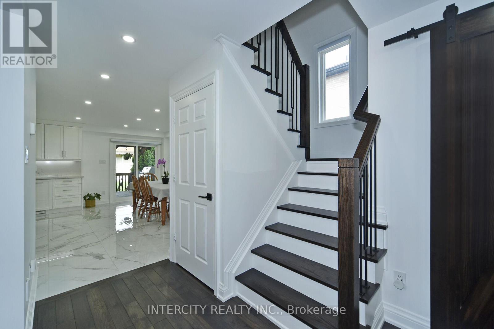 Photo 33 of 137 Largo Crescent, Vaughan ON