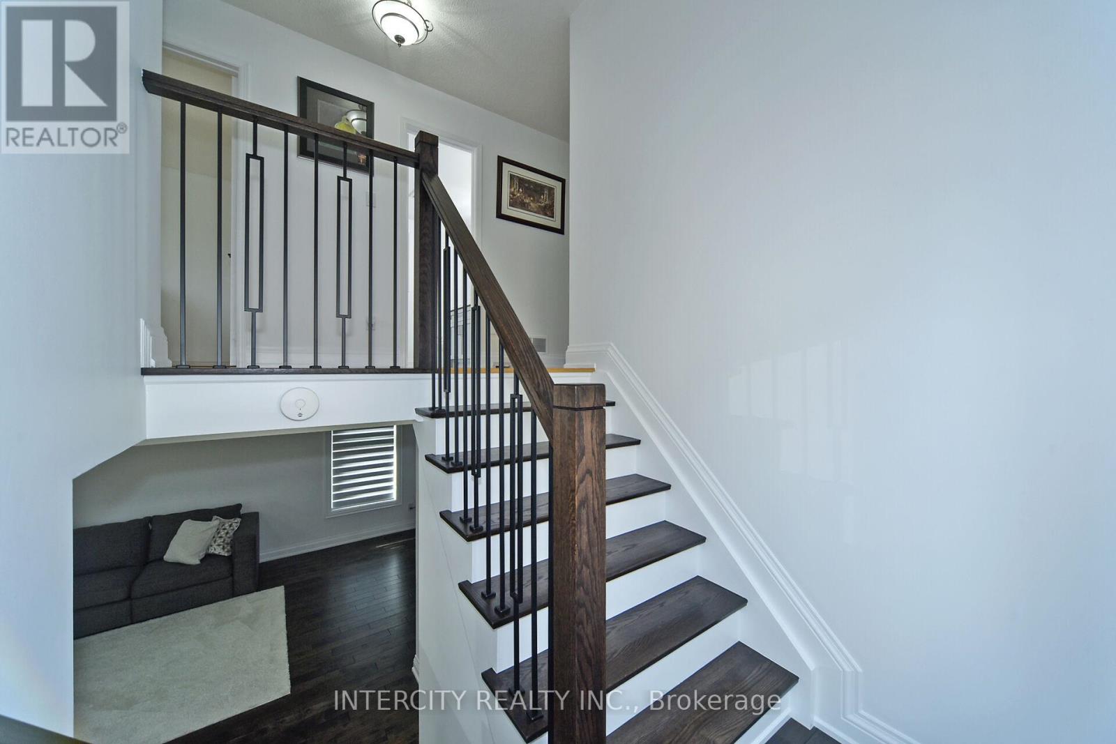 Photo 3 of 137 Largo Crescent, Vaughan ON