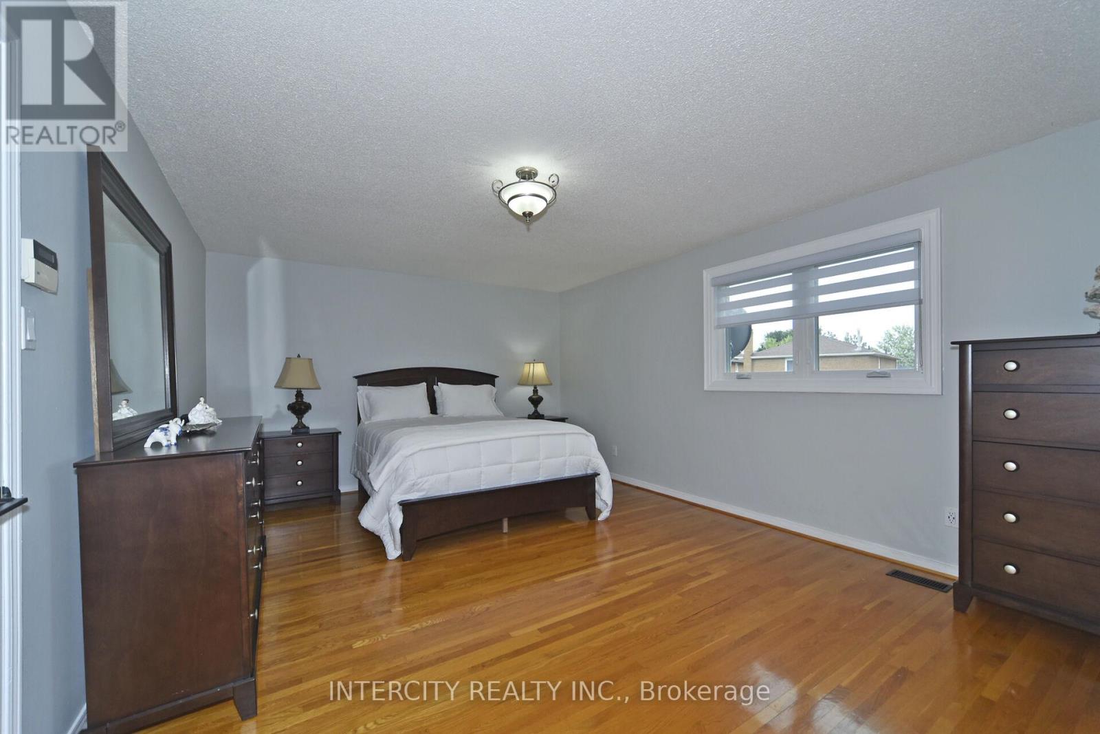Photo 24 of 137 Largo Crescent, Vaughan ON