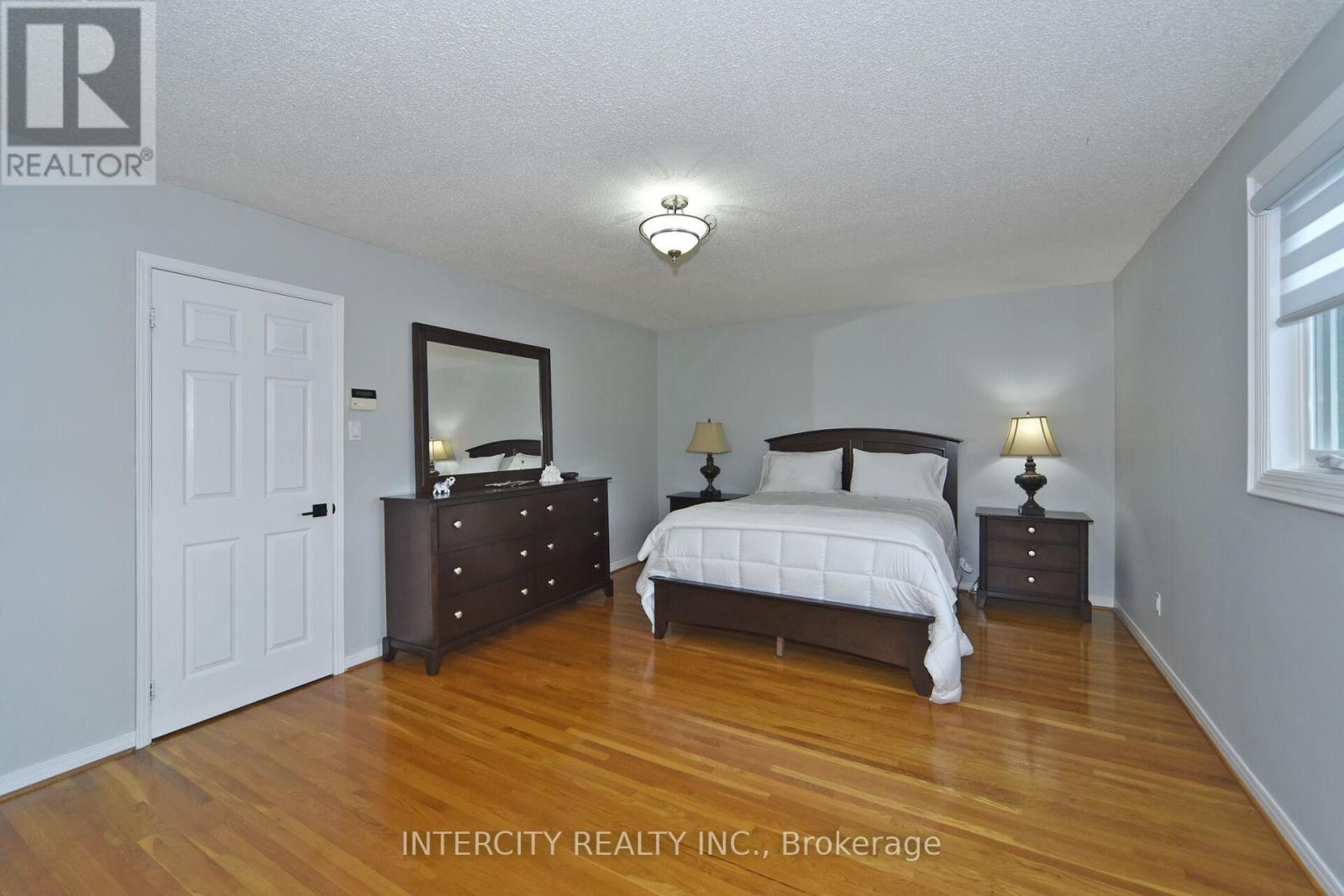 Photo 34 of 137 Largo Crescent, Vaughan ON