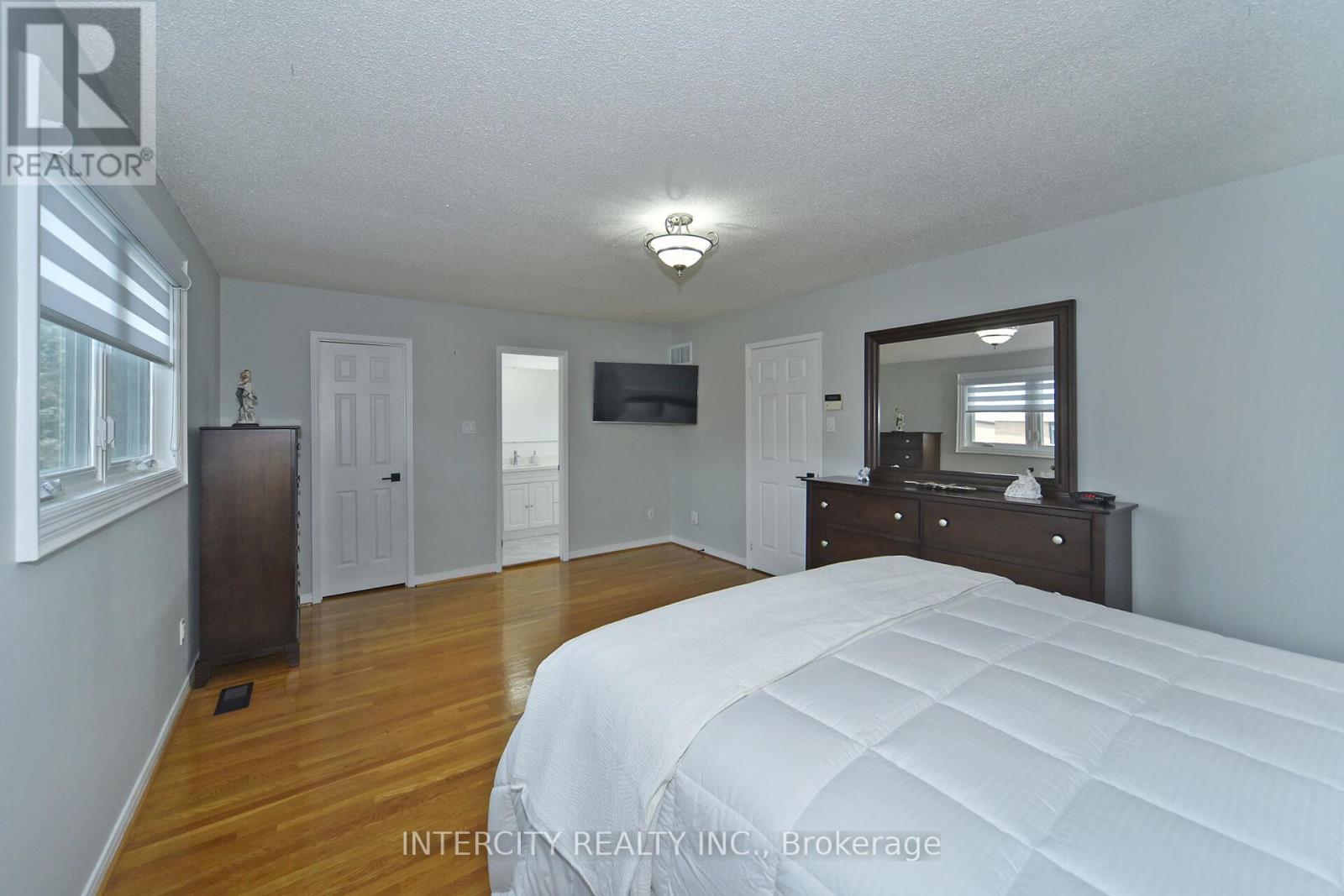 Photo 30 of 137 Largo Crescent, Vaughan ON