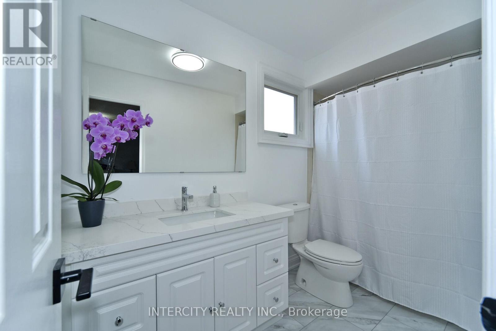 Photo 23 of 137 Largo Crescent, Vaughan ON