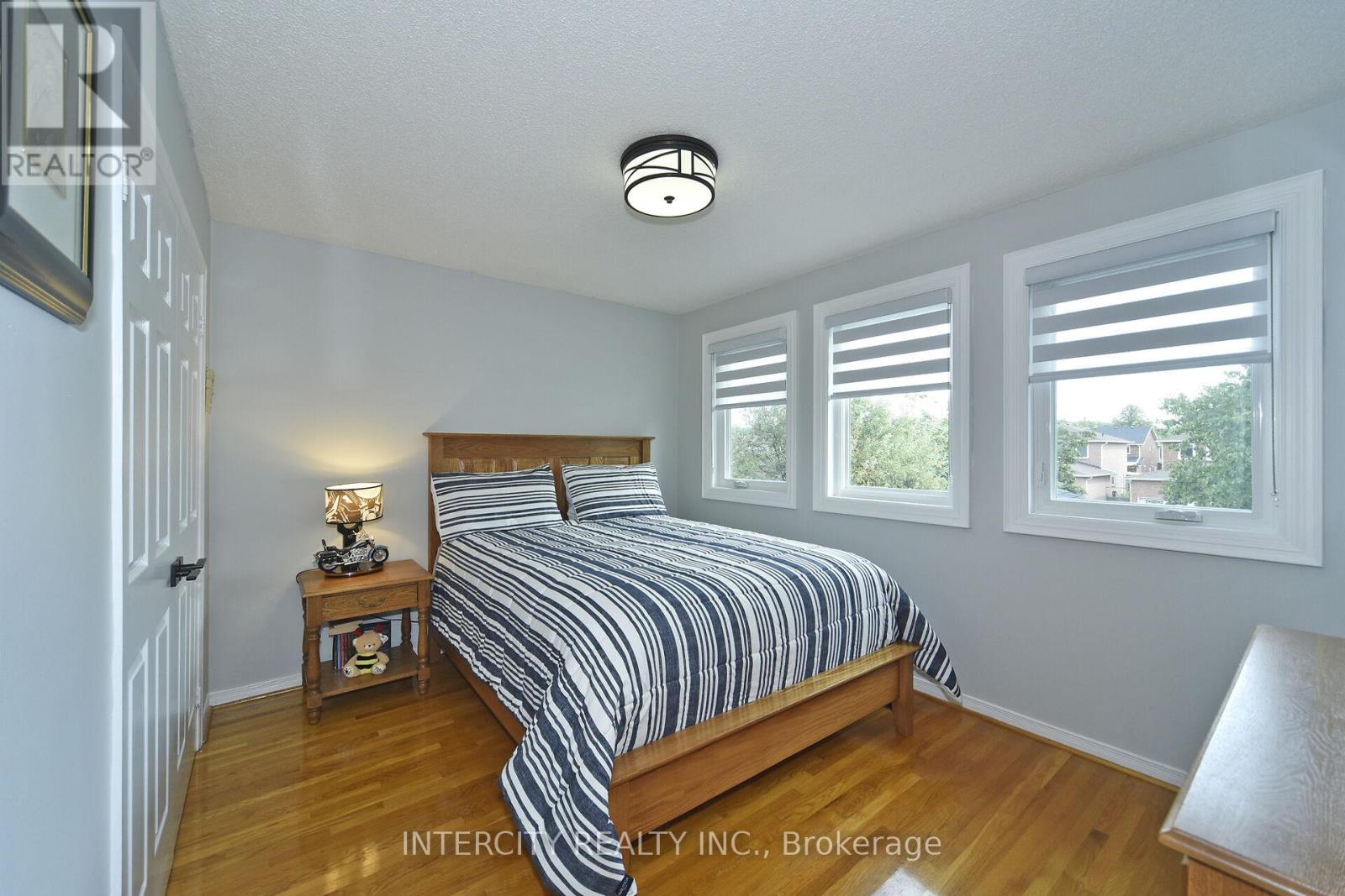 Photo 36 of 137 Largo Crescent, Vaughan ON