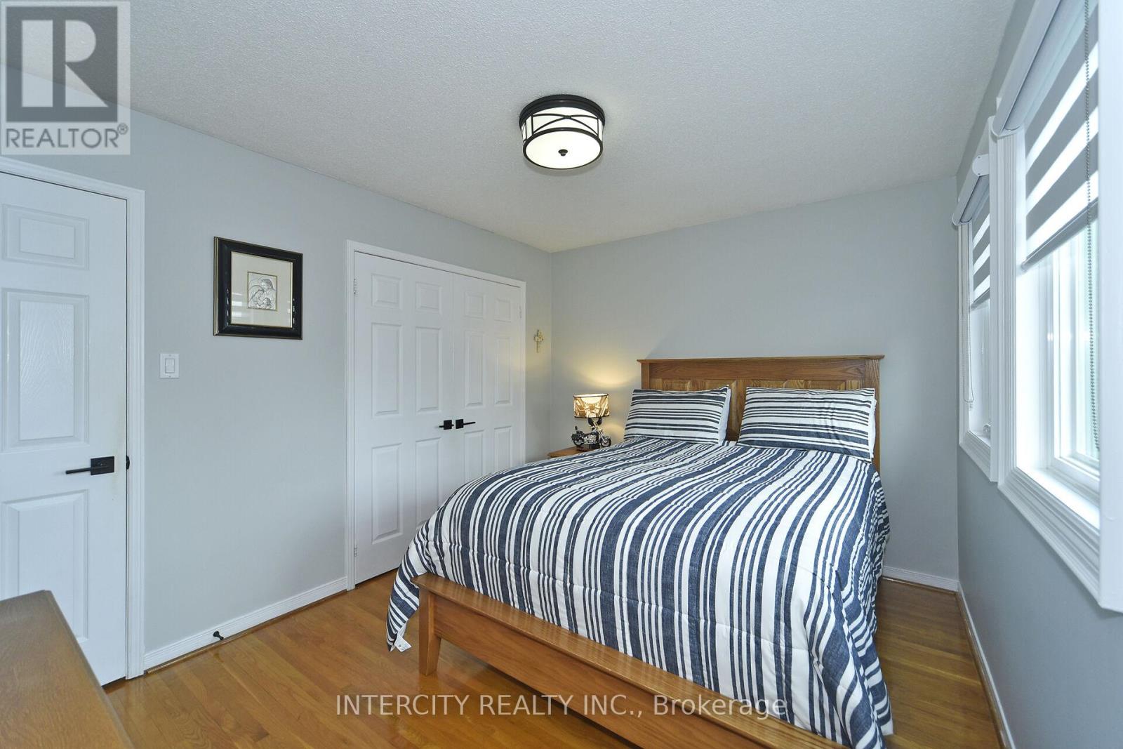 Photo 37 of 137 Largo Crescent, Vaughan ON