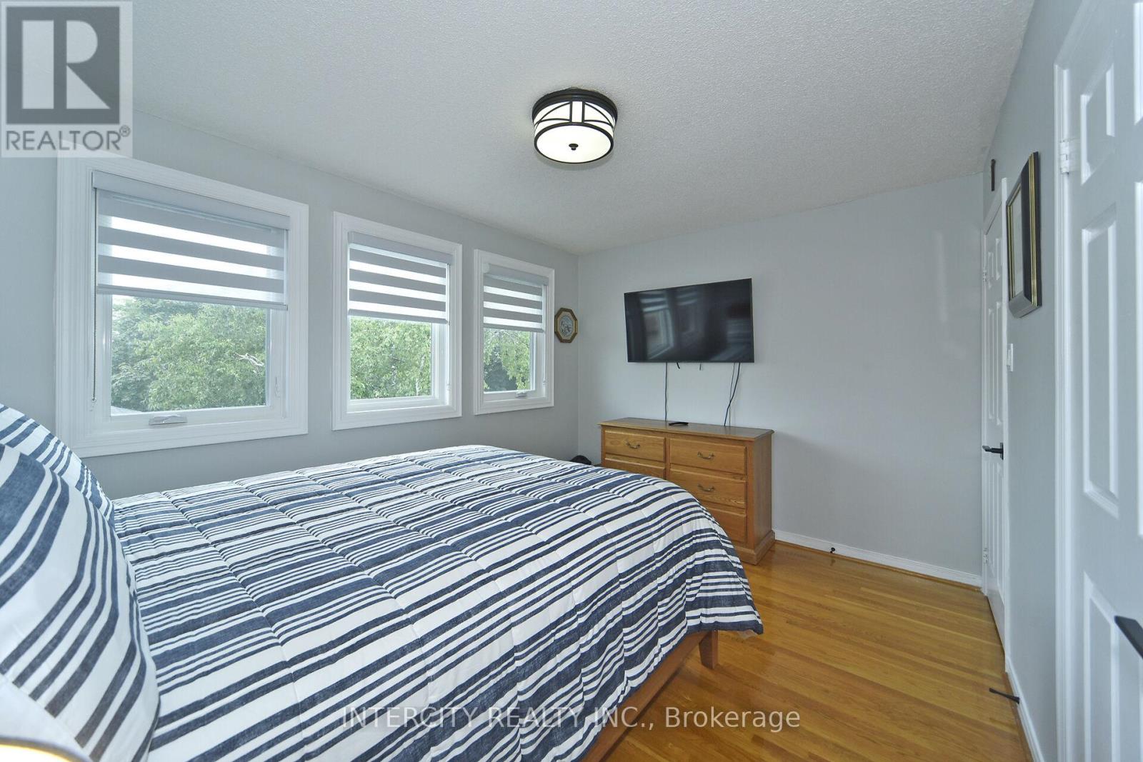 Photo 28 of 137 Largo Crescent, Vaughan ON
