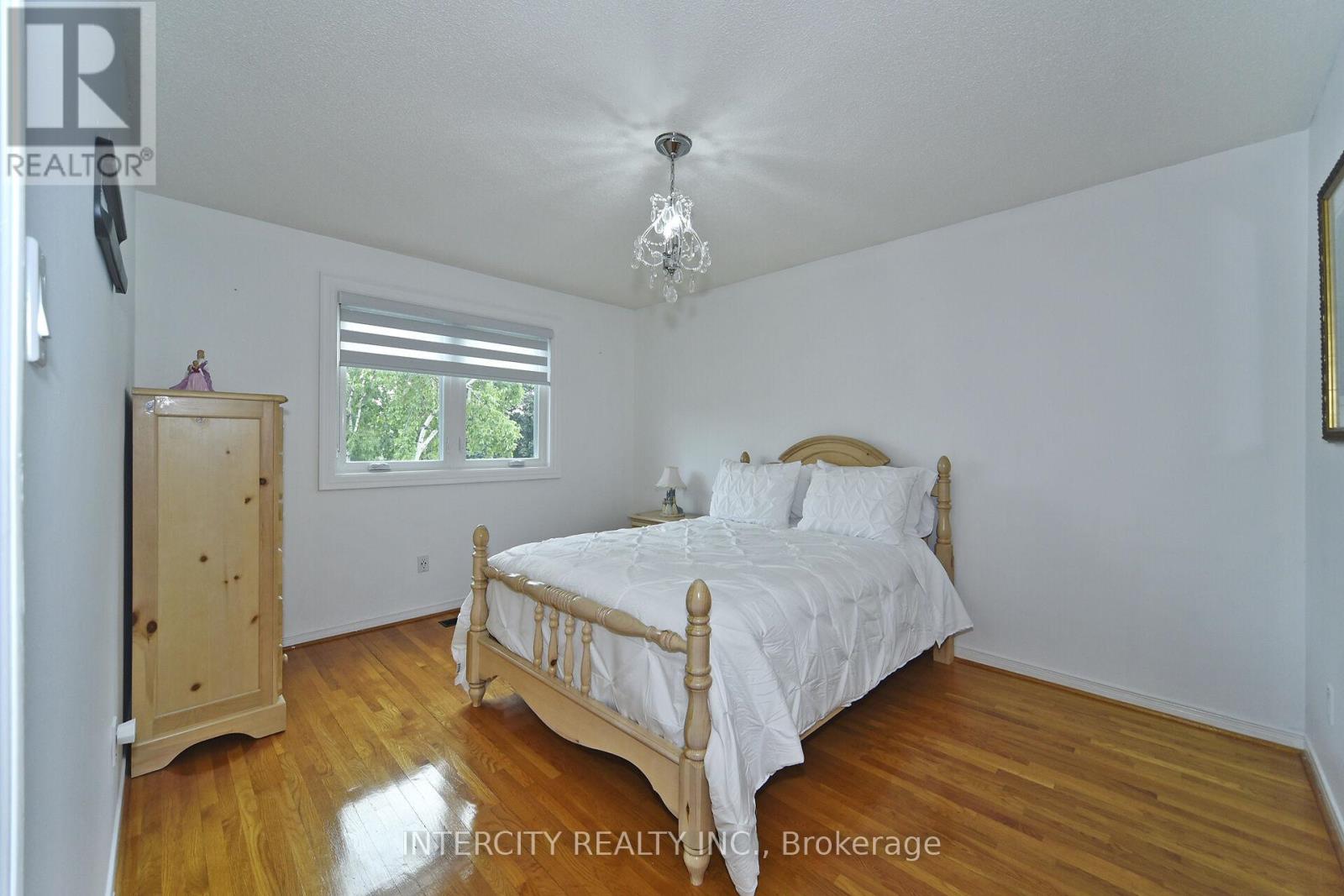 Photo 35 of 137 Largo Crescent, Vaughan ON