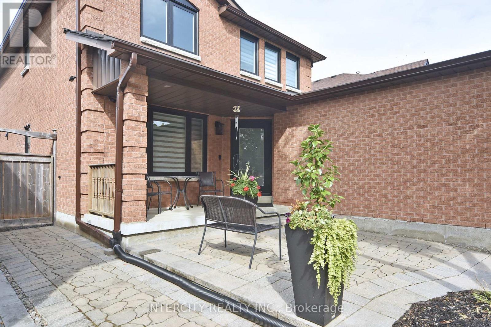 Photo 9 of 137 Largo Crescent, Vaughan ON