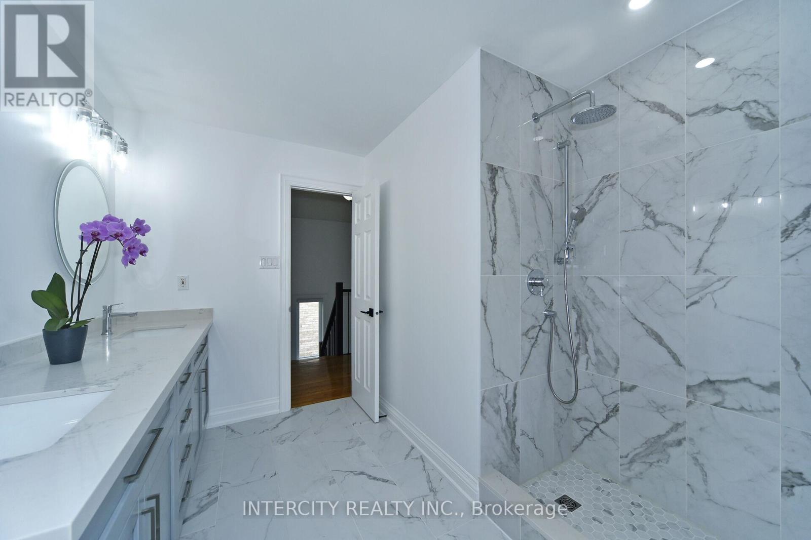 Photo 6 of 137 Largo Crescent, Vaughan ON