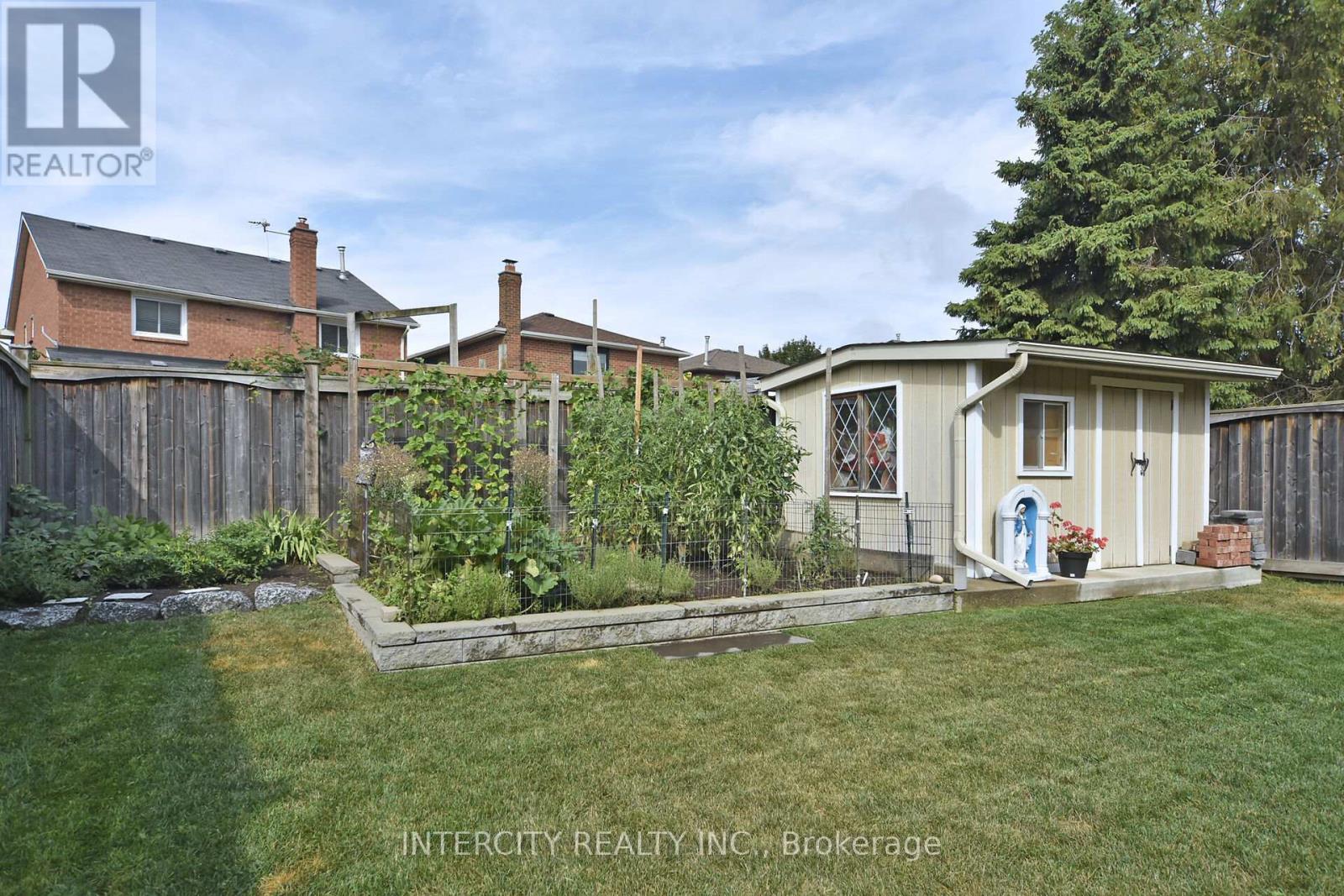 Photo 5 of 137 Largo Crescent, Vaughan ON