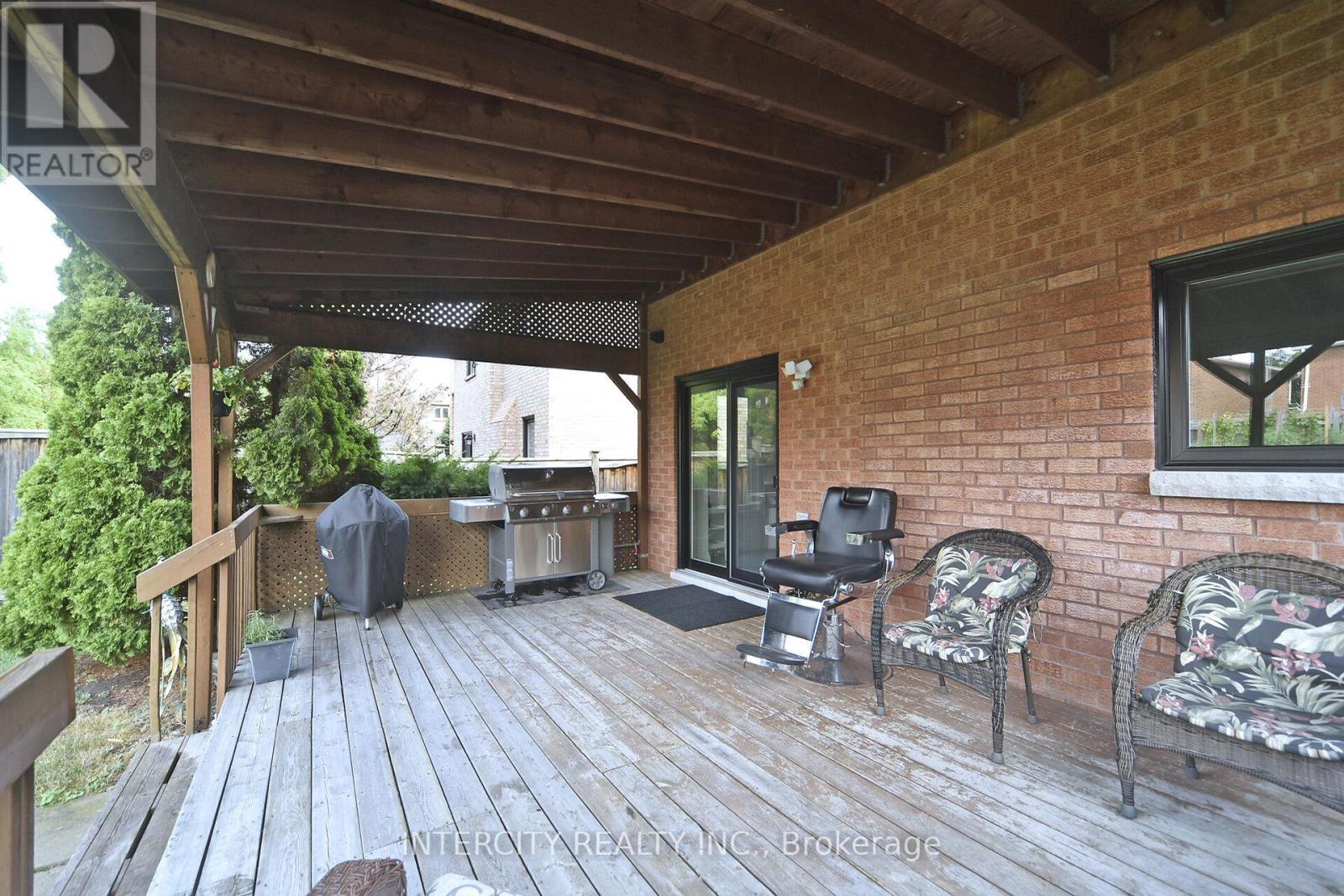 Photo 4 of 137 Largo Crescent, Vaughan ON