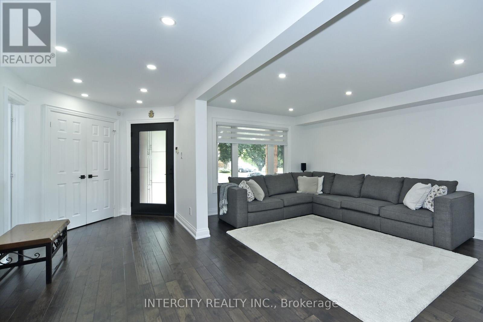 Photo 11 of 137 Largo Crescent, Vaughan ON