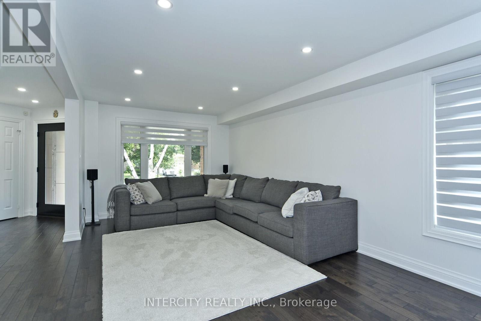 Photo 19 of 137 Largo Crescent, Vaughan ON