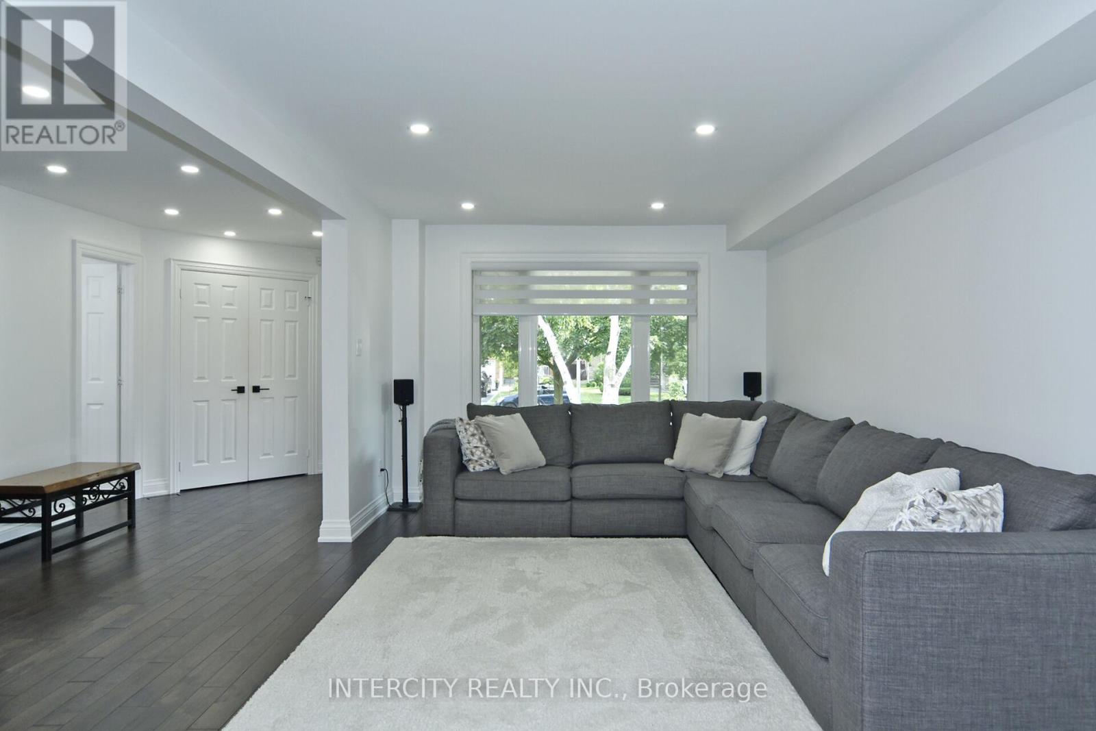 Photo 25 of 137 Largo Crescent, Vaughan ON