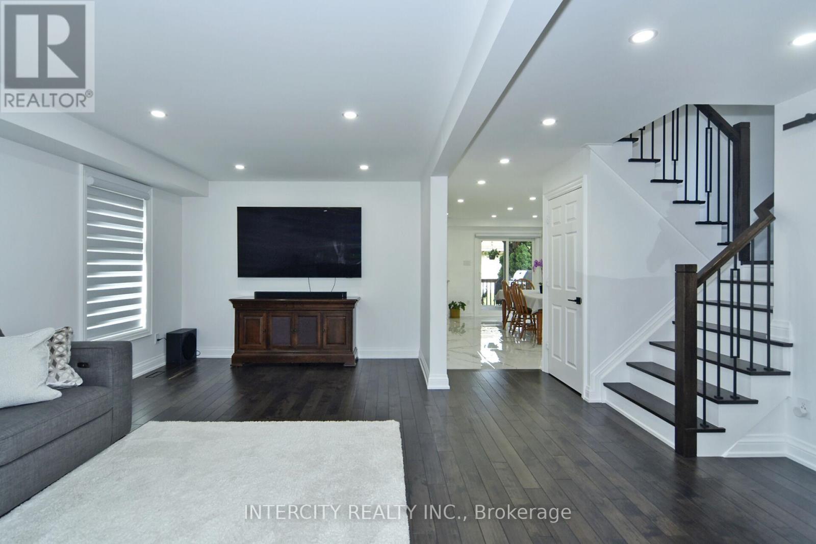 Photo 10 of 137 Largo Crescent, Vaughan ON